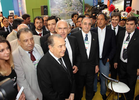 Meyer, Scioli y Jorge en el stand pampeano. Hubo gran cobertura de los medios nacionales.