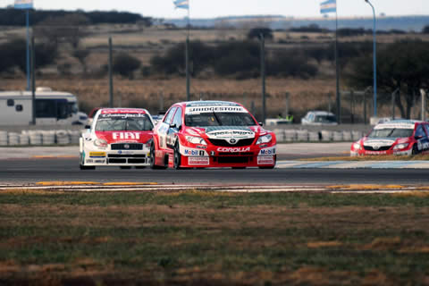 Rossi al frente (Toyota Corolla) con Ardusso detrás (Fiat Línea).